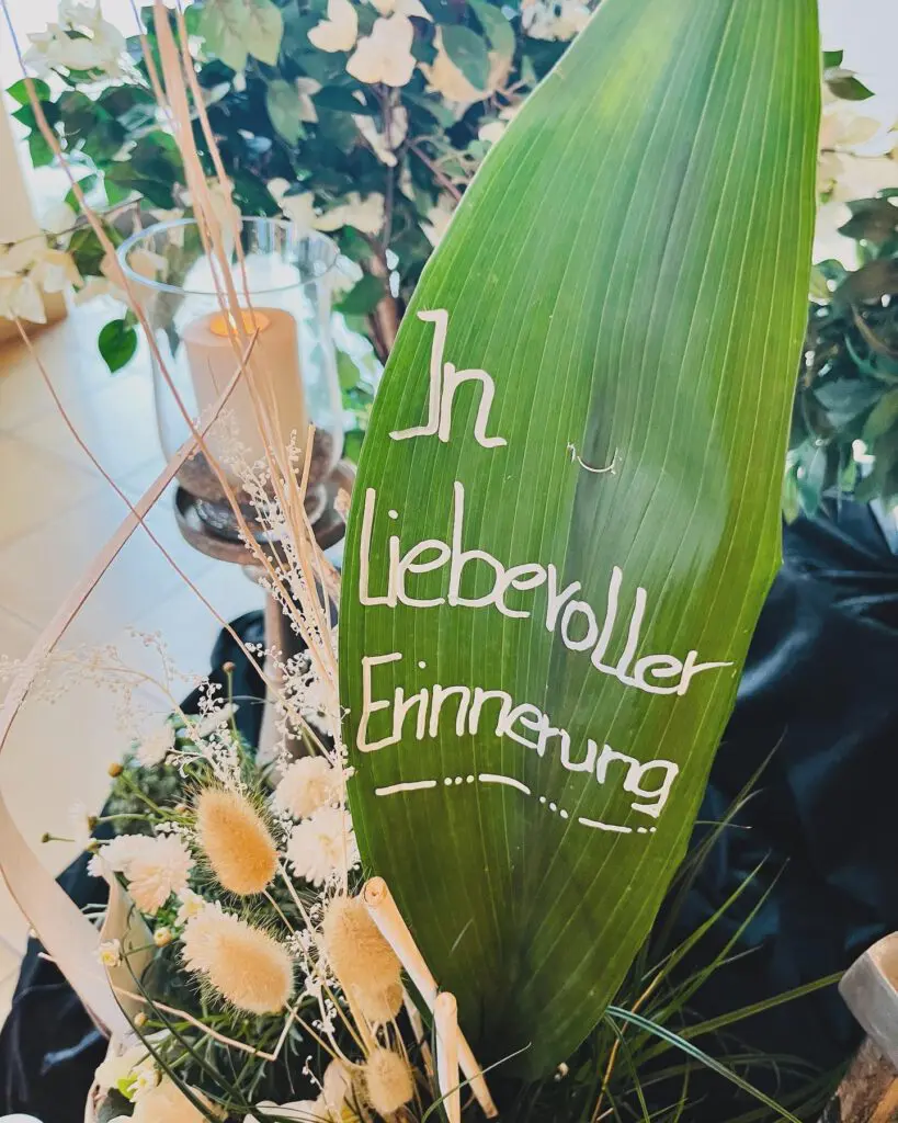 Blumenschmuck zur Trauerfeier auf der Tatiana als Trauerrednerin gesprochen hat