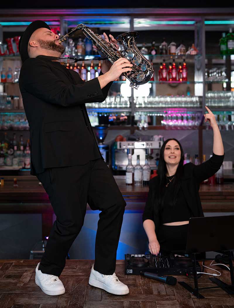 Live Musik für Euer Event – Saxophon und DJ-Performance mit Energie und Leidenschaft