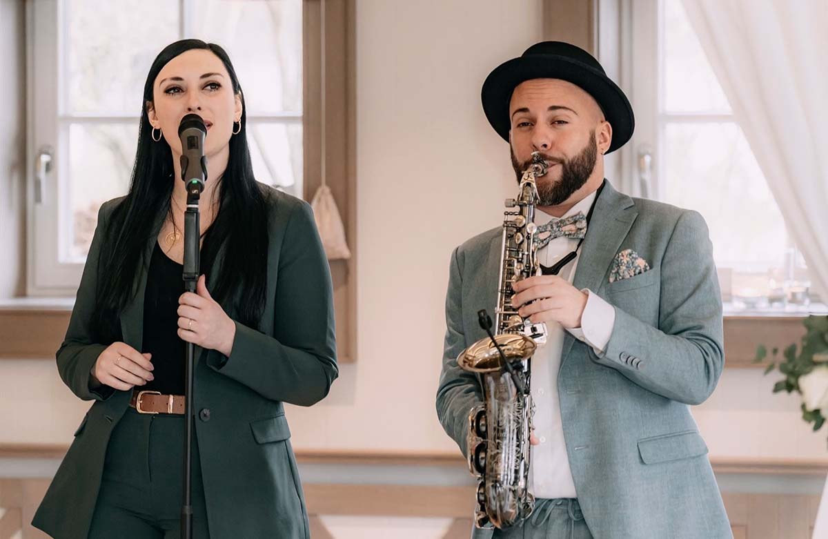 Live Musik für Euer Event – stilvolles Duo mit Gesang und Saxophon bei Indoor-Auftritt