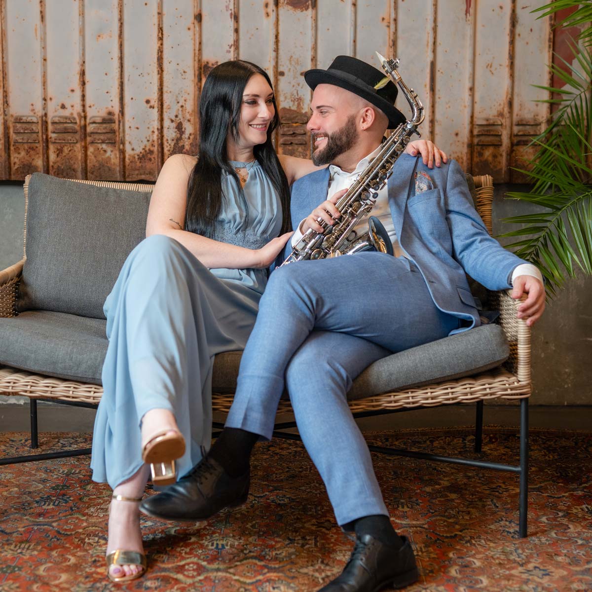 Musikerpaar auf Sofa. Live Musik für Euer Event mit Saxophon und Gesang, mit Gefühl und Vertrautheit
