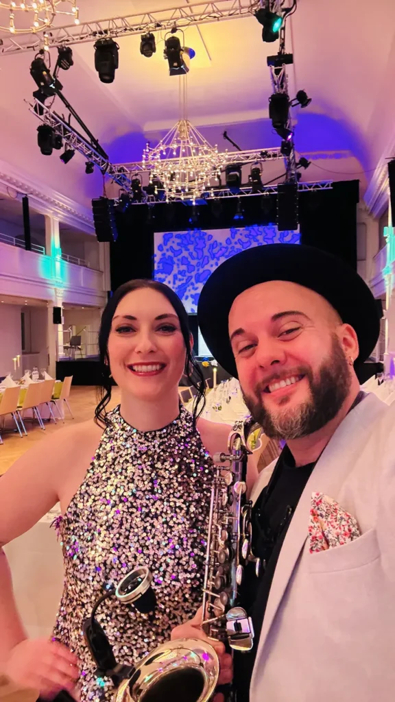Live-Musik für eine Weihnachtsfeier mit Saxophonist und Sängerin