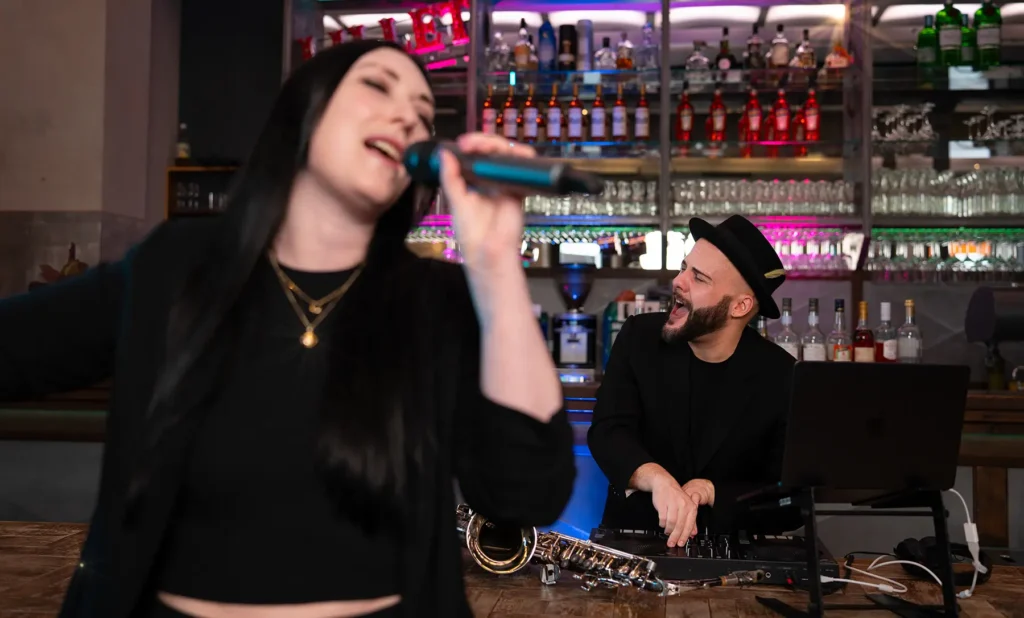 Sängerin, Saxophon und DJ in Aktion