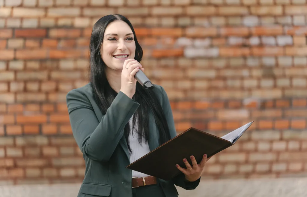 Tatiana als Traurednerin auf einer Hochzeit