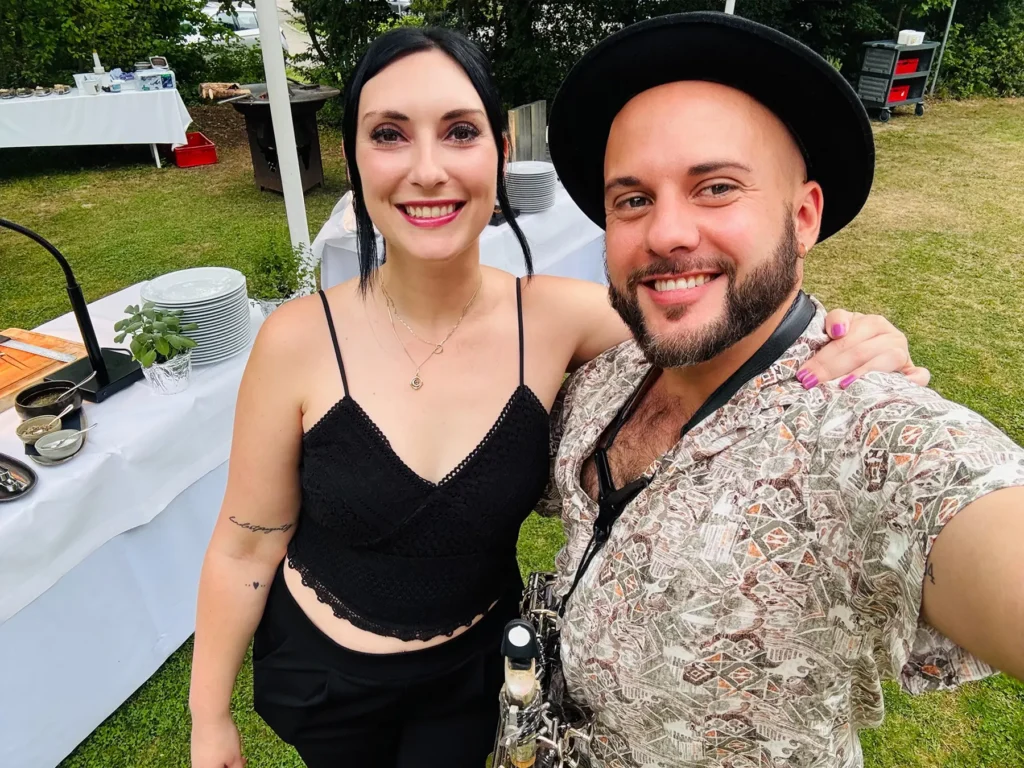 Live-Musik mit Saxophon und Gesang und DJ Performance auf einem Geburtstag in Augsburg