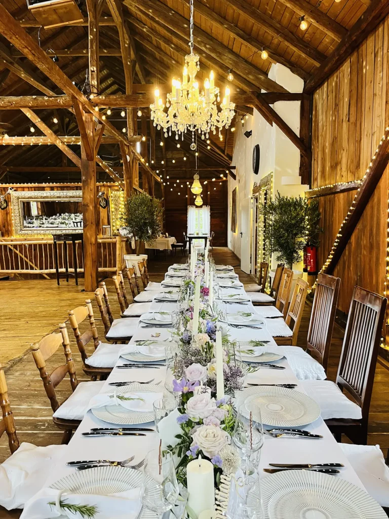 Eine Hochzeit in Kempten im Allgäu, man sieht den Tisch und einen Teil der Tanzfläche. Dort sorgen Taddls & Me mit Saxophon und Gesang und Hochzeits-DJ für Stimmung.