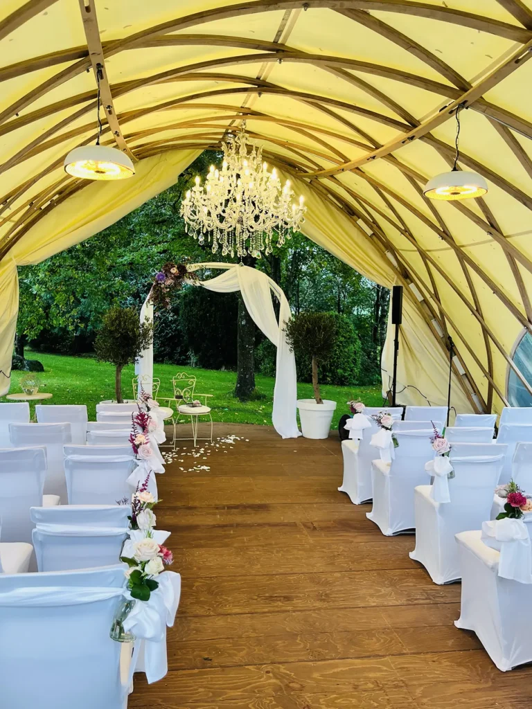 Eine Hochzeit in Kempten im Allgäu - man sieht den Aufbau der Trauzeremonie