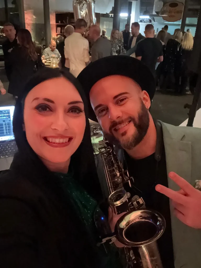 Live-Musik mit Saxophon und DJ und Gesang auf einer Hochzeit in Augsburg