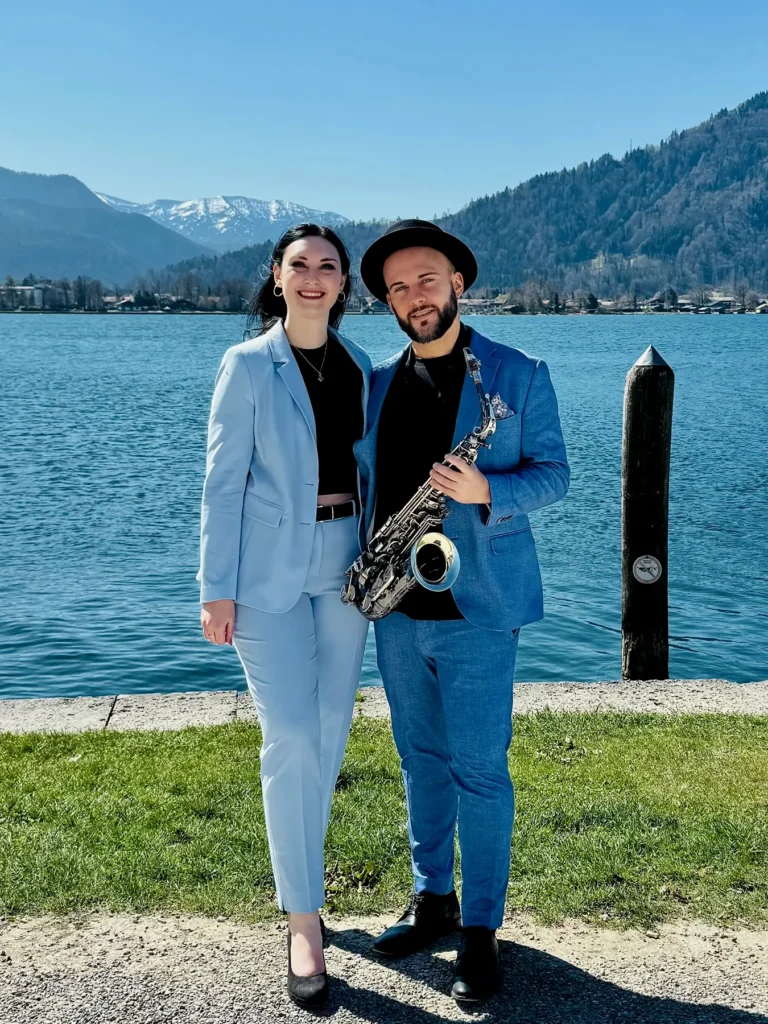 LIve-Musik auf einer Hochzeit am Tegernsee. Saxophonist und Hochzeitssängerin.